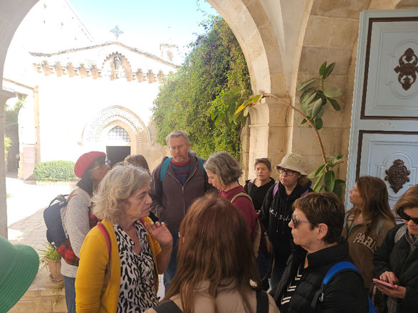מטיילים ומטיילות בסיור אורבני בירושלים בכנסיה האלקאות בוויה דלרוזה