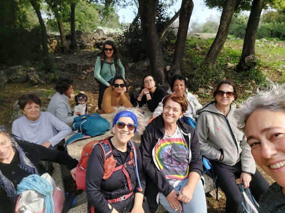 נשים מטיילות בחניון האגם