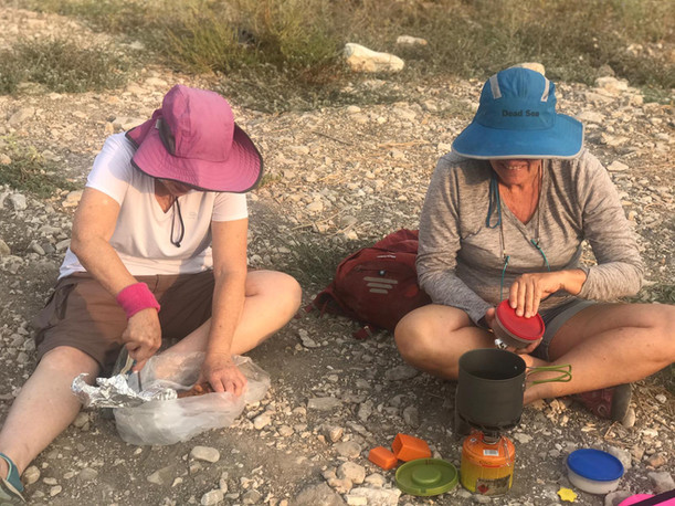 מאירות שביל ישראל נשים מטיילות יחד