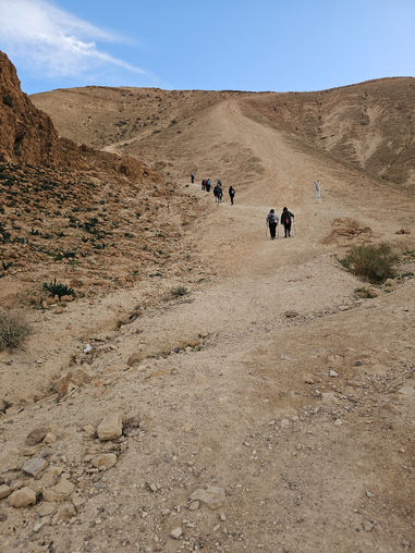 מטיילות עולות בעלייה במדבר