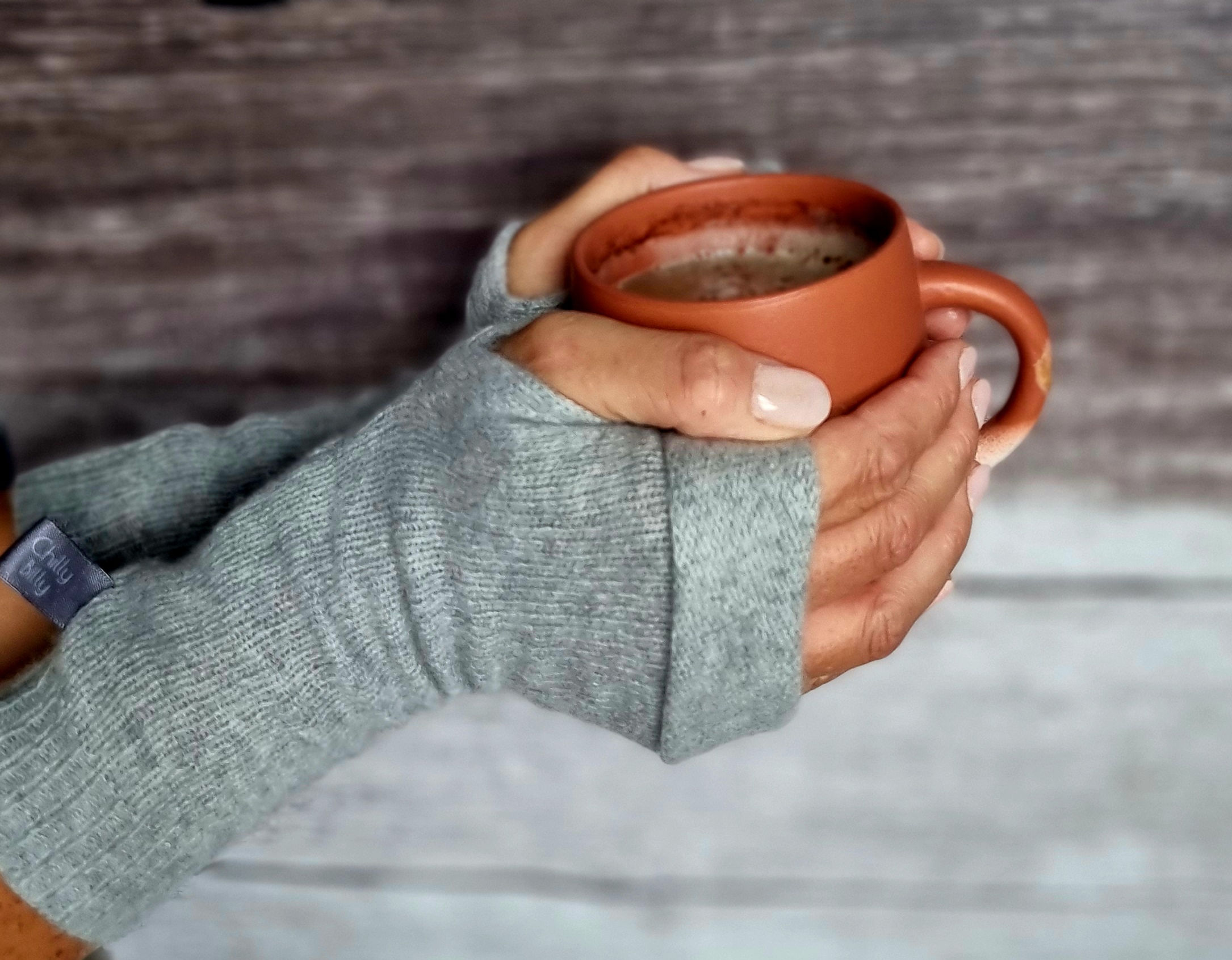 Cashmere fingerless gloves in grey