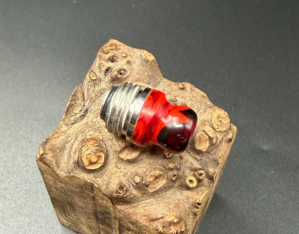 Miniaturbild: Bold red bottom, dark translucent red top integrated tip. 