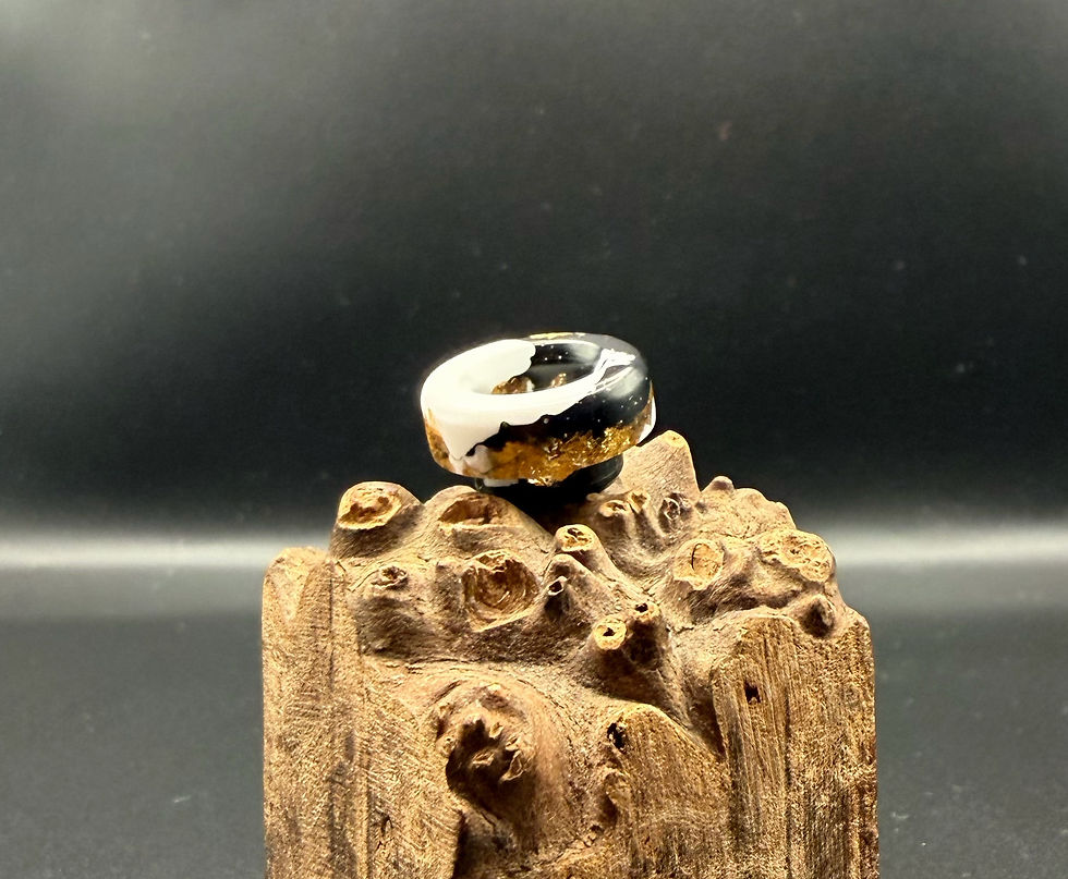 Miniatura: White, black, gold leaf 810