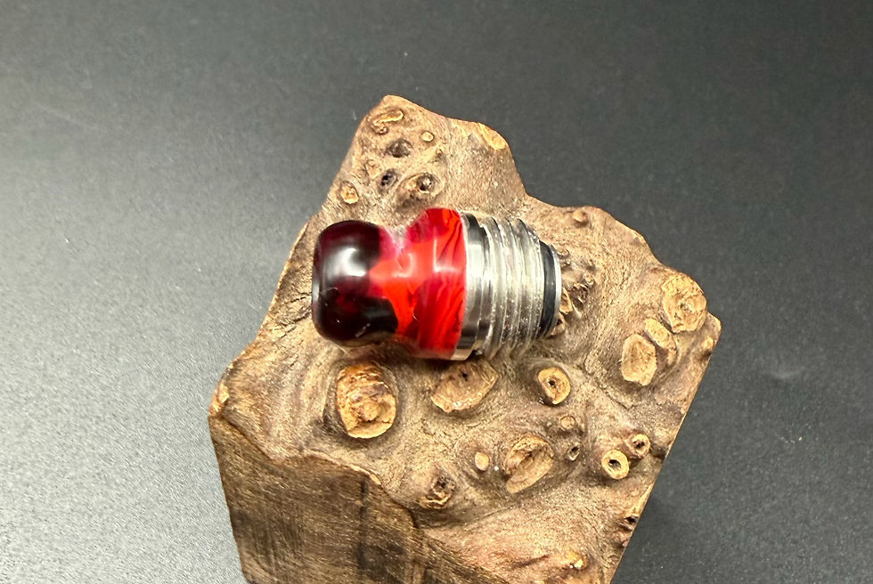 Miniaturbild: Bold red bottom, dark translucent red top integrated tip. 