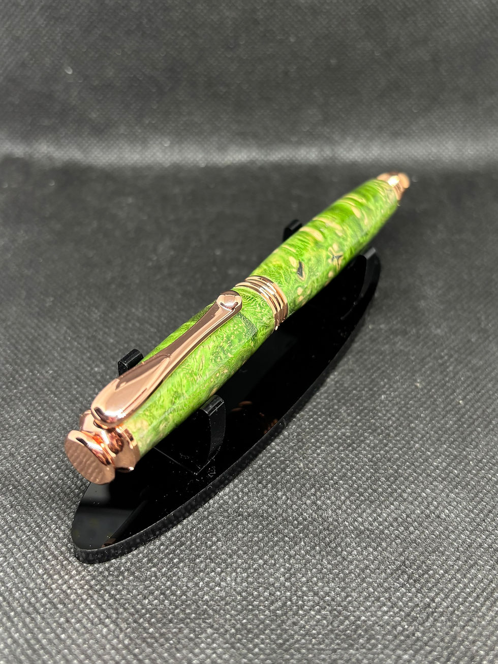 Miniatura: Green stabilised Ukrainian maple fountain pen with copper end pieces. 