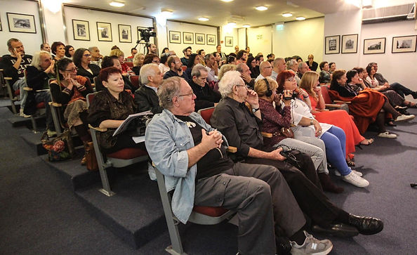 קהל המוזמנים והמשתתפים בערב השקת כתב-העת המסדרון | אתר חדרים