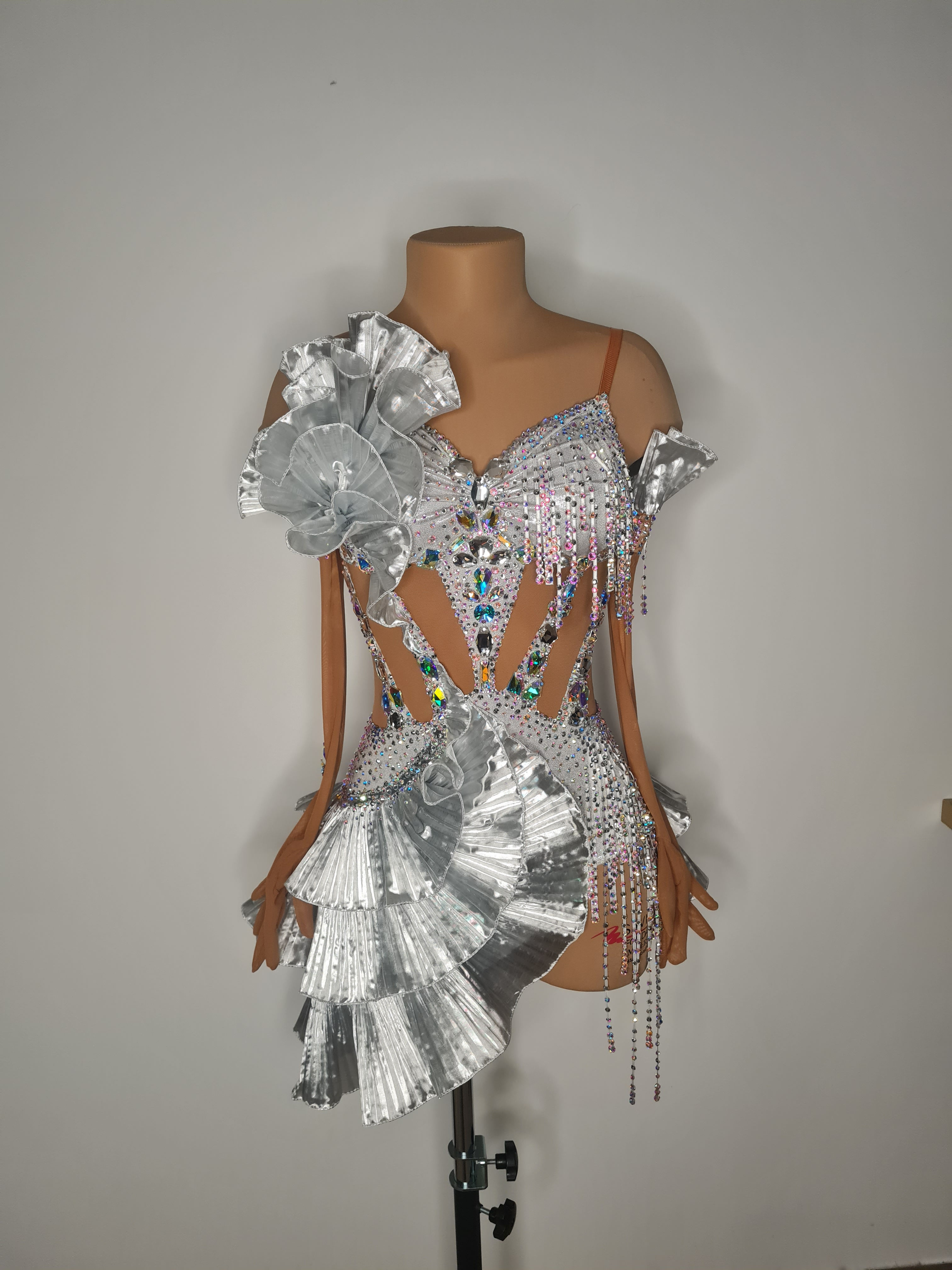 Robe latine argentée