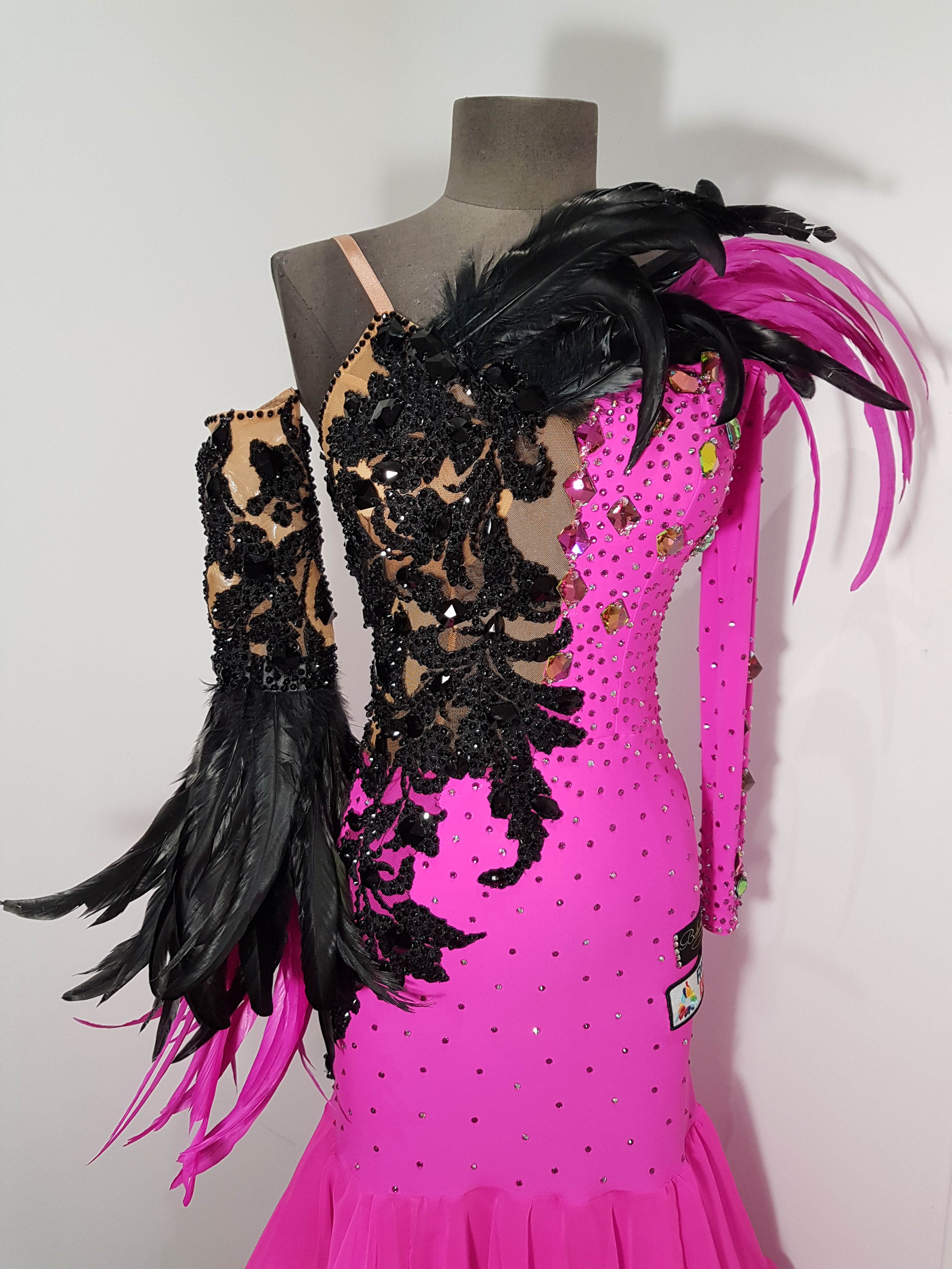 Robe standards strassée