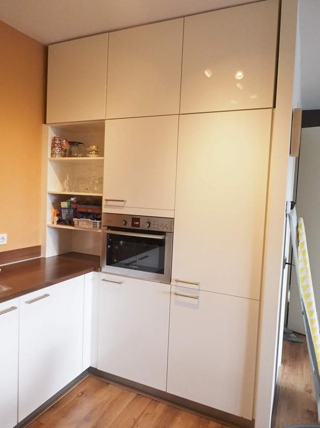 Thumbnail: Kitchen shelf with door