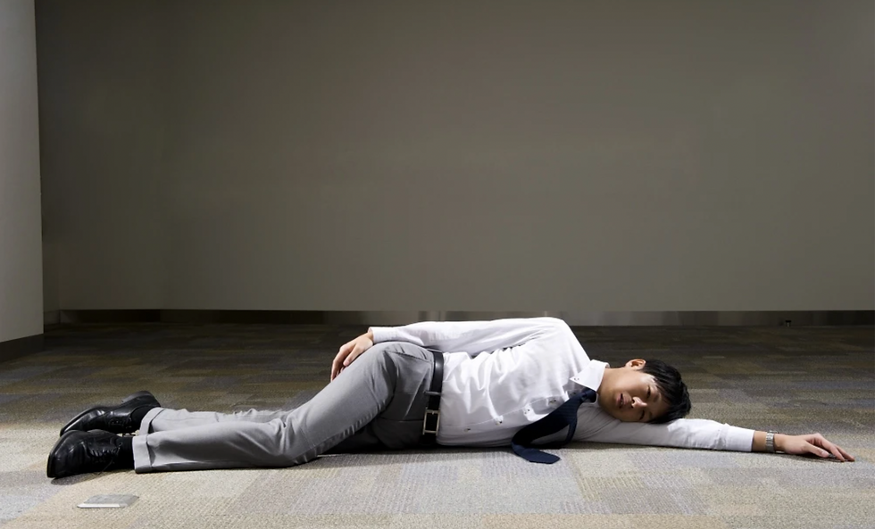 年輕人不 buy in 朝九晚五又要通勤的社畜模式，與其努力，不如選擇躺平。 Photo by gettyimages