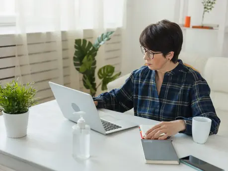 AI 代理將加速職場虛擬化，開啟「AI 繭居創業」時代。圖片來源：Shutterstock