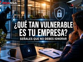 Empresario analiza la seguridad de su empresa mientras un intruso intenta ingresar a un edificio corporativo, representando las vulnerabilidades que no deben ignorarse.