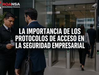Guardia de seguridad verificando la credencial de un visitante en el acceso de un edificio corporativo como parte de un protocolo de seguridad empresarial.