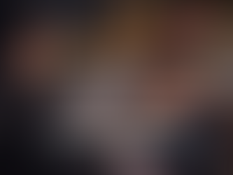 Personal de seguridad privada supervisa un evento social mientras una pareja disfruta su celebración, representando la importancia de la seguridad en eventos privados para crear recuerdos tranquilos.