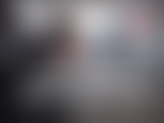 Escena de seguridad privada con un guardia en primer plano y una familia al fondo, ilustrando la importancia de contratar servicios profesionales de seguridad en México.