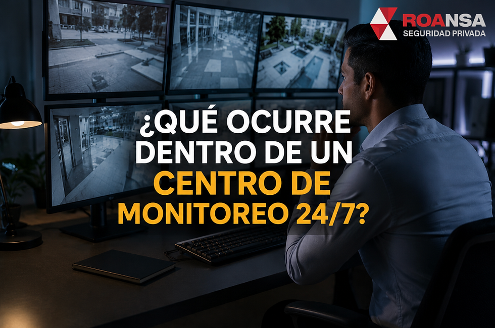 Centro de monitoreo 24/7 con operador supervisando pantallas de videovigilancia en tiempo real, representando un servicio profesional de monitoreo para la protección de empresas, comercios y hogares en México.