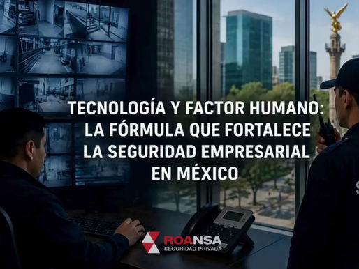 Centro de monitoreo de seguridad empresarial con personal de vigilancia supervisando múltiples cámaras y sistemas tecnológicos avanzados. Un guardia de seguridad privada observa una zona corporativa moderna en México, representando la integración entre tecnología y factor humano para fortalecer la seguridad empresarial.