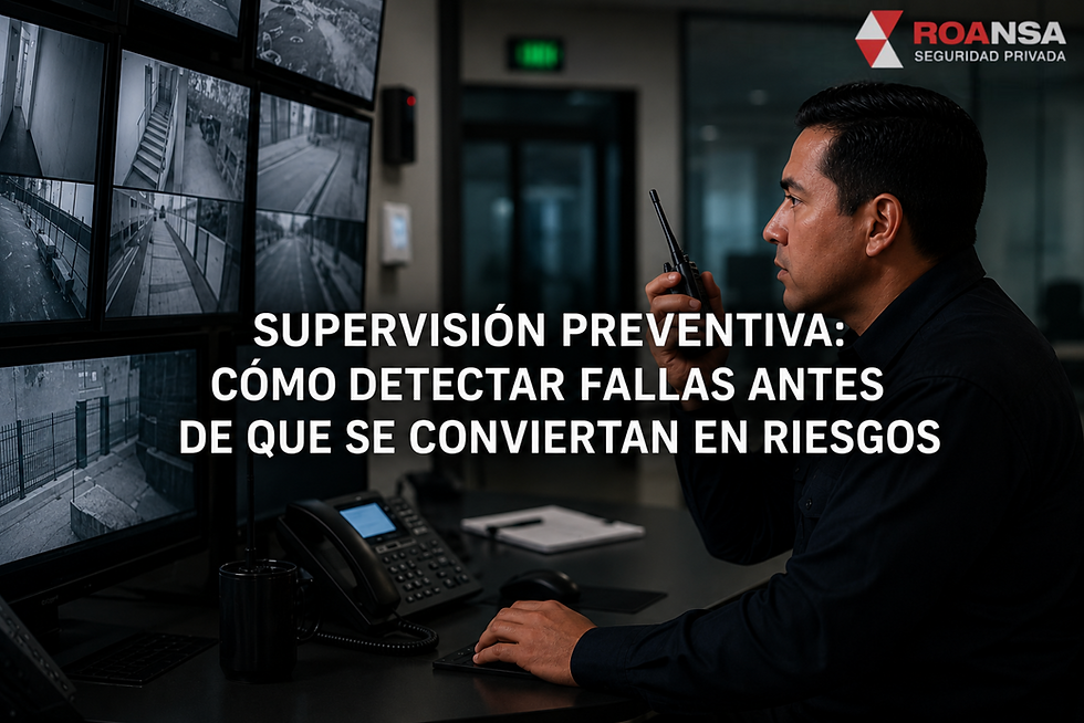 Supervisor de seguridad monitoreando cámaras de vigilancia para detectar riesgos y prevenir fallas operativas en una empresa.