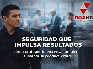 Guardia de seguridad con rasgos mexicanos y uniforme negro, con logotipo de ROANSA en el pecho, observando con atención en primer plano. Al fondo, una oficina moderna con ejecutivos interactuando, mientras en el centro destaca el texto “SEGURIDAD QUE IMPULSA RESULTADOS”, representando la relación entre seguridad y productividad empresarial.