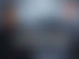 Guardia de seguridad con rasgos mexicanos y uniforme negro, con logotipo de ROANSA en el pecho, observando con atención en primer plano. Al fondo, una oficina moderna con ejecutivos interactuando, mientras en el centro destaca el texto “SEGURIDAD QUE IMPULSA RESULTADOS”, representando la relación entre seguridad y productividad empresarial.