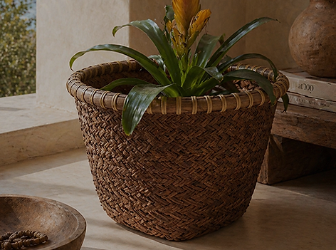 Cesta artesanal de fibras naturales para decoración boho y mediterránea en Ibiza