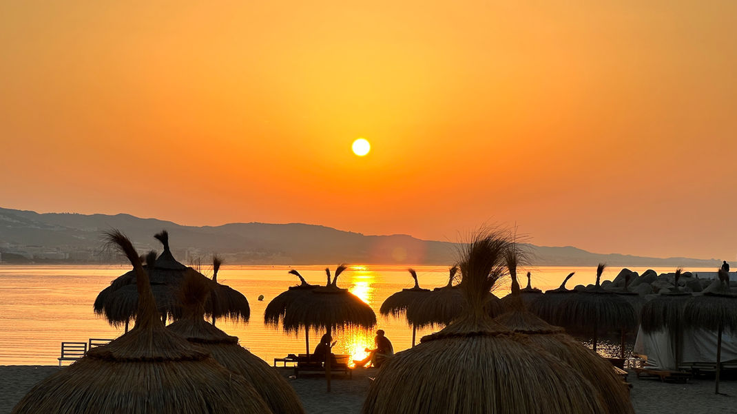Sunrise over Puerto Banús promenade with La Concha mountain and Mediterranean views towards Marbella’s Golden Mile (2025)