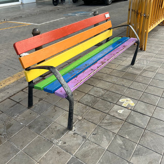 Las bancas pride son como una forma de recordar a la comunidad de sus espacios seguros. Me encanta.