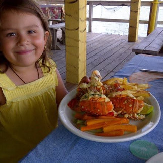Coletta disfrutando su langosta, parecía mas grande que ella.