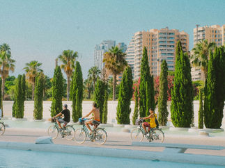 Bicicletas en Ciudad de Las Bellas Artes y Ciencia, Valencia. Fotografía por Alicharmant.