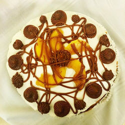 Peaches Dulce de Leche Cake
