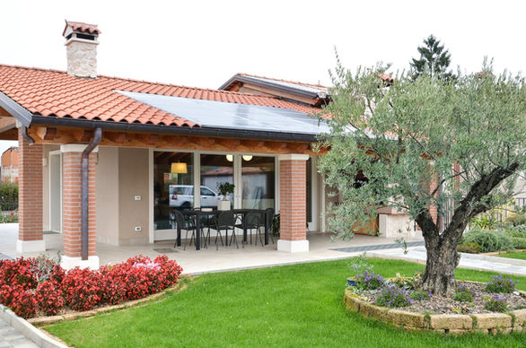 Ampio serramento alzante scorrevole in legno realizzato in 4 ante, di cui due fisse e due centrali apribili a Vicenza