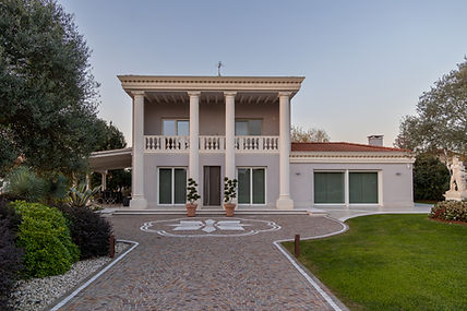 Villa unifamiliare con serramenti in legno