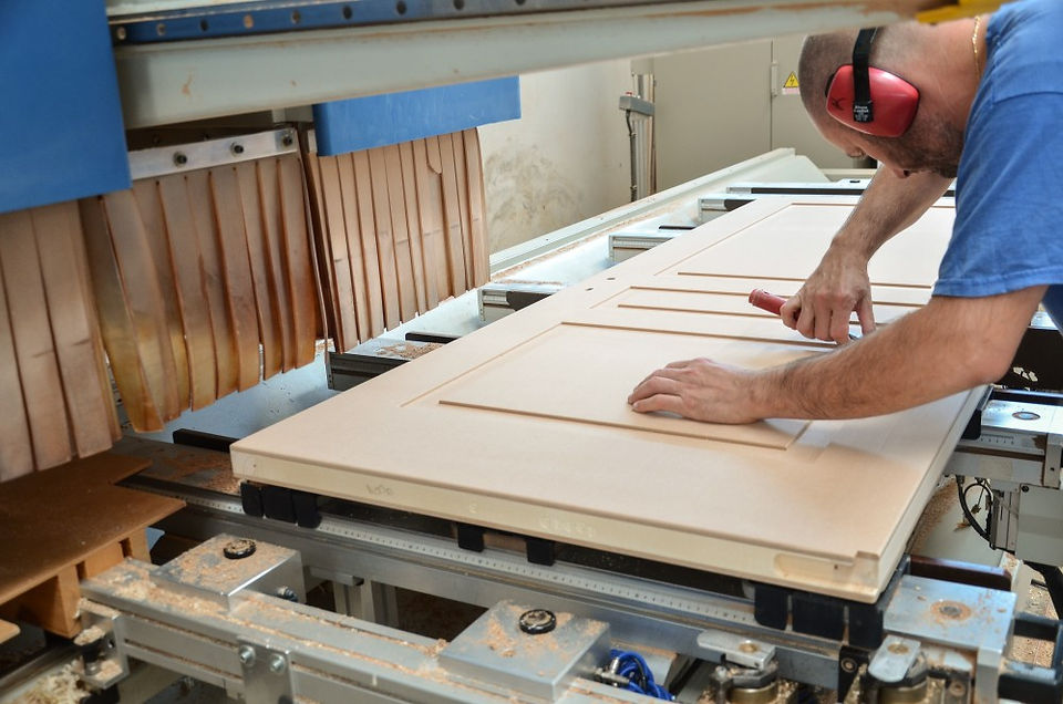 Lavorazioni di precisione a mano e a macchina su un serramento in legno - azienda di serramenti a Vicenza e Padova