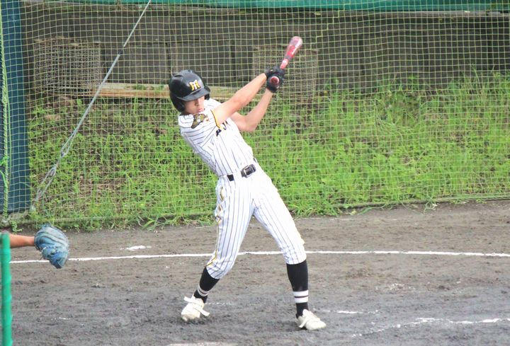 同点タイムリーを放つ斎藤選手(遠藤少年野球部出身3年)
