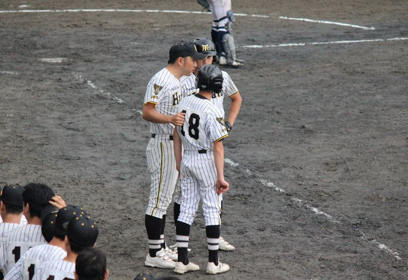 最終回１点ビハインド１死１塁で攻撃タイムを取るベンチ