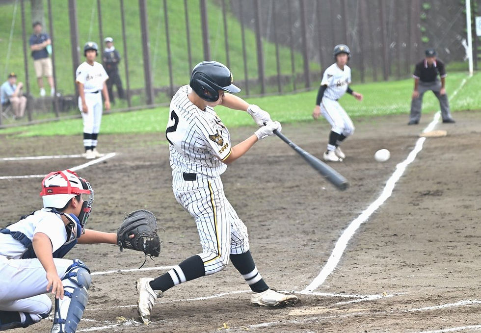 逆転タイムリーを放つ徳山キャプテン(山手メイツ出身3)