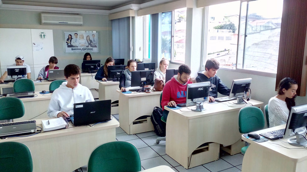 Alunos se aplicando