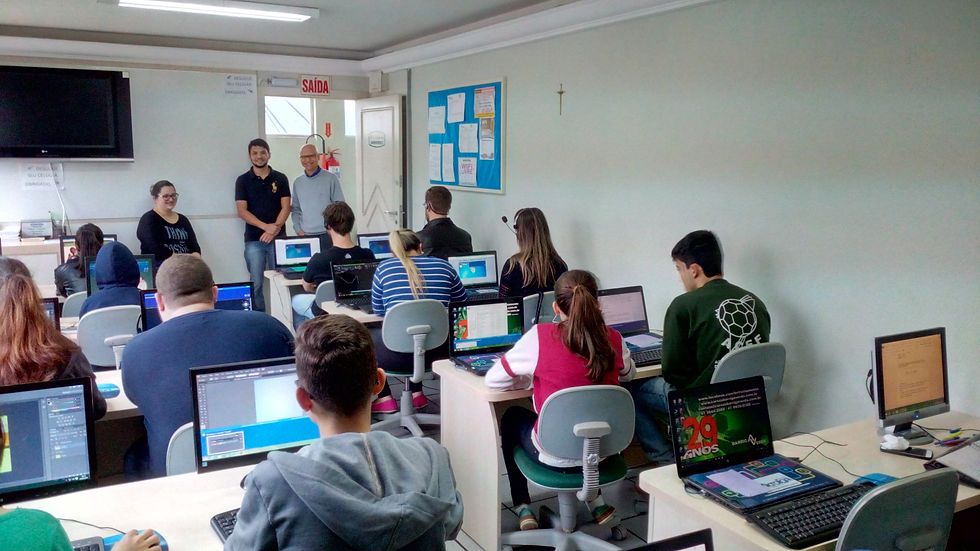 Instrutores acompanhando a turma