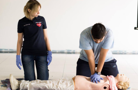 Рятувати людей через навчання першої допомоги