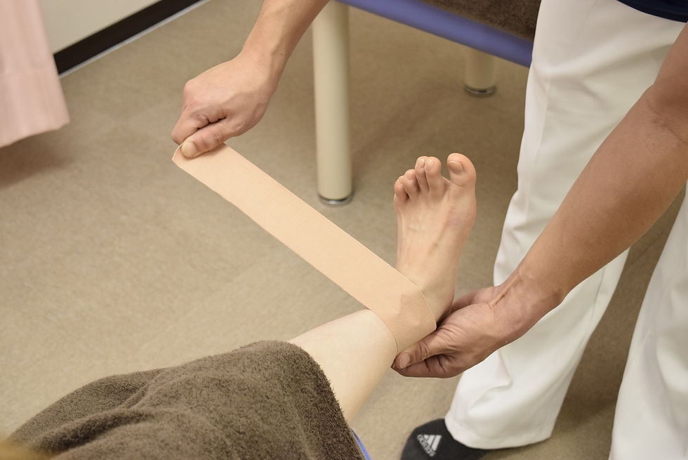 整骨院でテーピングする様子