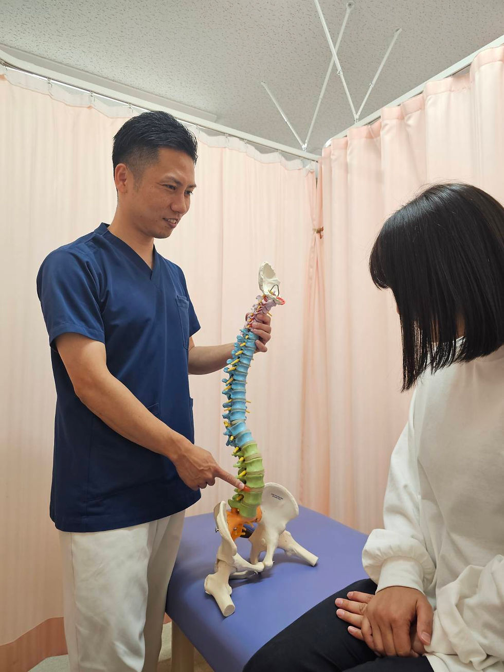 整骨院で運動指導する様子