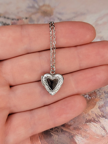 リトルサニーバイト　heart locket necklace / SILVER Sterling Silver Tiny Heart Locket Necklace - Etsy