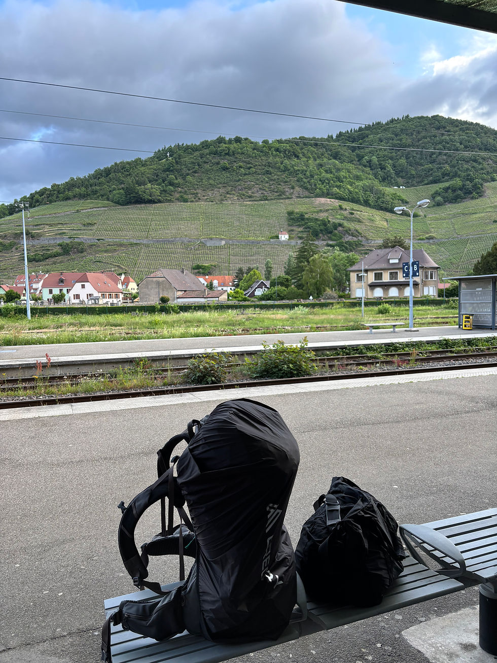 Ikke alt fikk plass i sekken, tung veske i tillegg. Her på stasjonen i Thann.