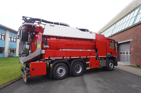 Combined flushing and mud suction vehicle elephant-E-line