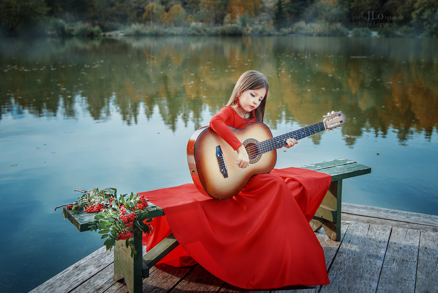 Песня на берегу поет девушка. Девушка поет на крутом берегу. Девушка на берегу реки катюша. Девушка с гитарой в поле. Катюша песня.