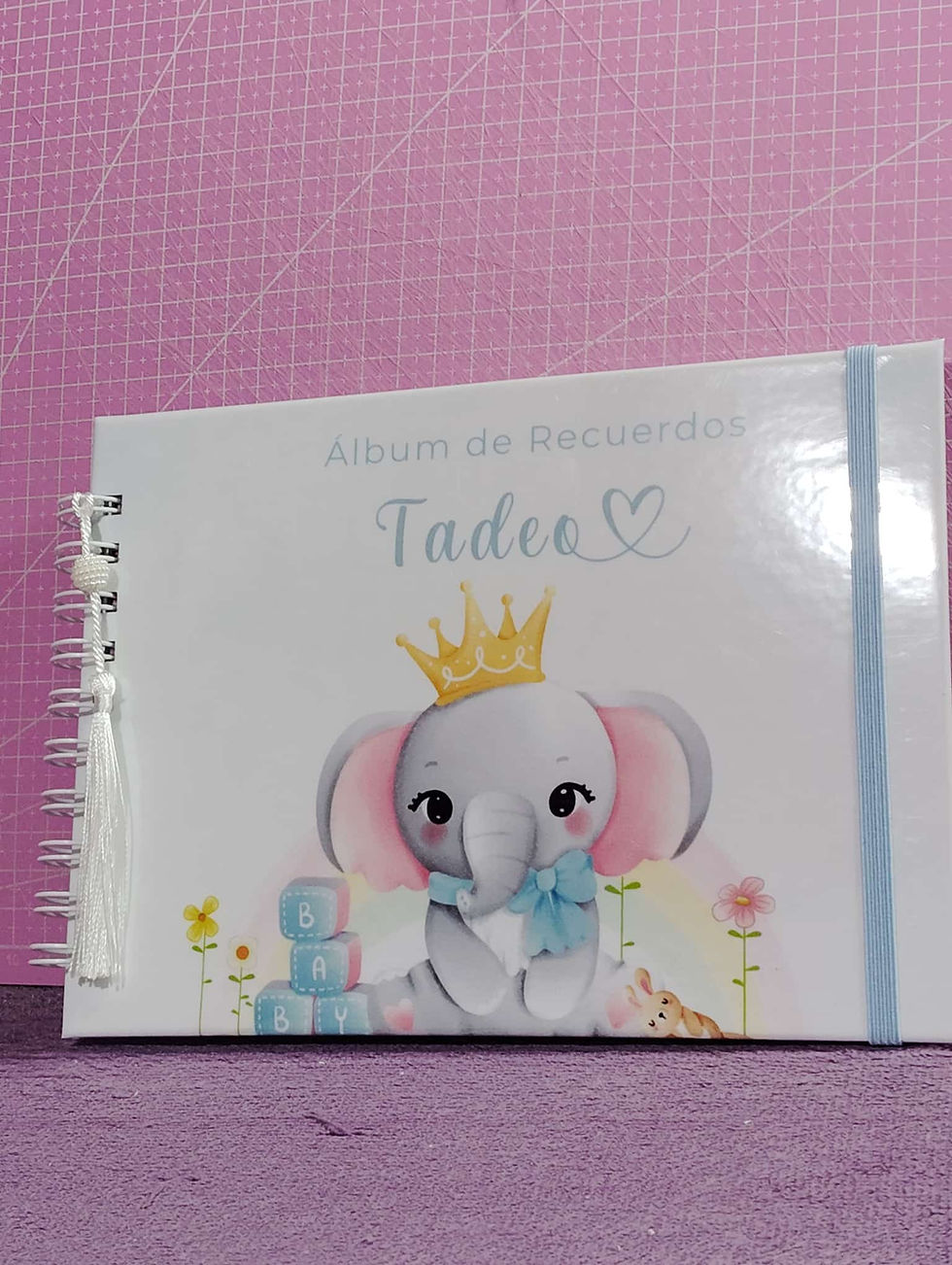 Portada de álbum de bebé varón con elefante y nombre Tadeo