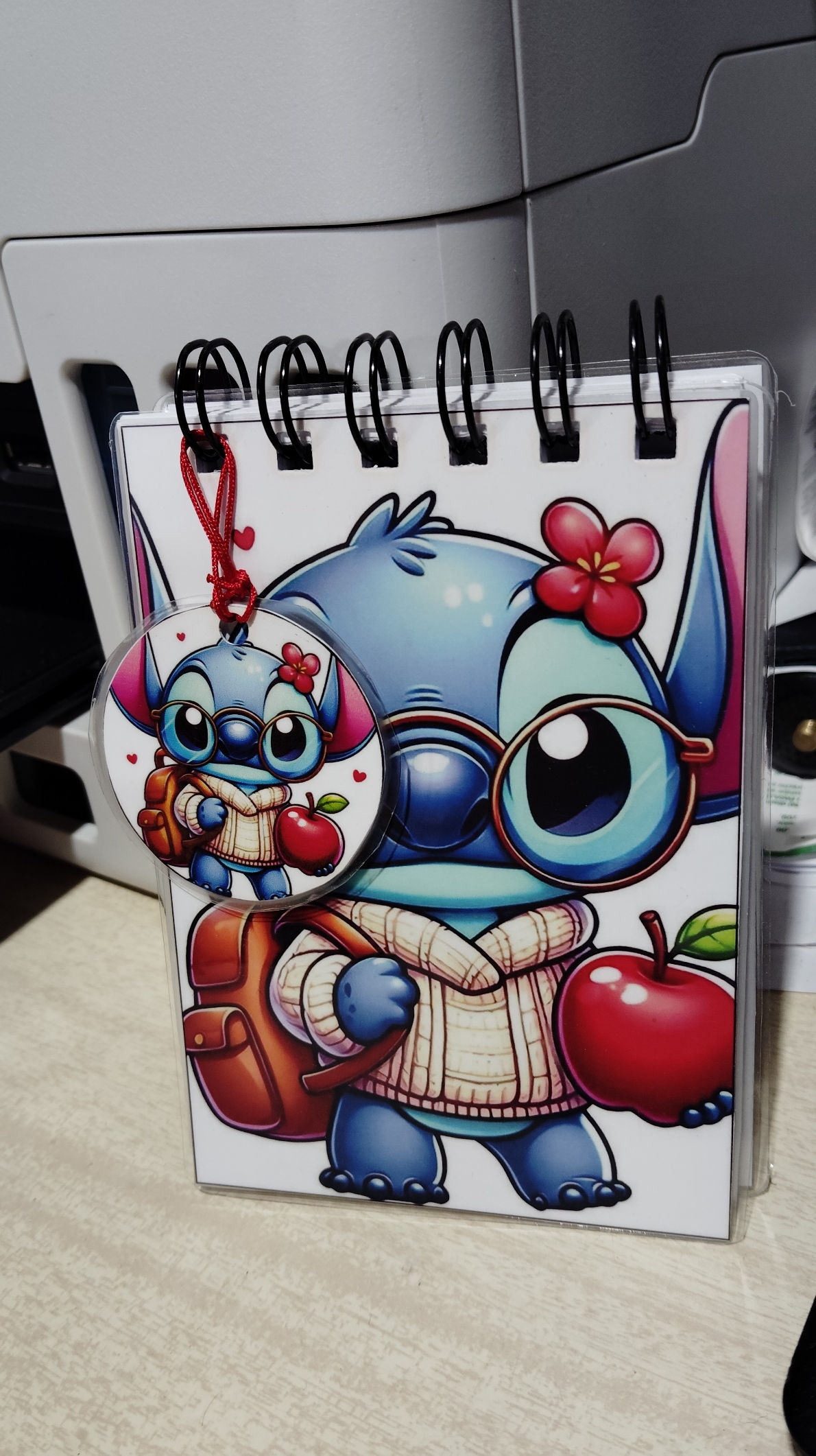 Libreta de Stitch de 60 hojas con lentes y manzana