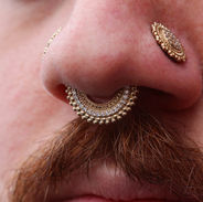 Perçages de narines et septum. Bijoux par BVLA

Or jaune 14kt et diamants