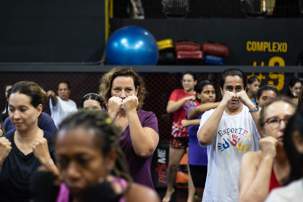 Bia Diniz, fundadora da Cruzando Histórias, ao lado da Simone Andrade (Associação Desenvolve no Espectro).