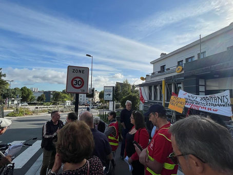 Rassemblement à la Contrie pour le maintien de la Poste